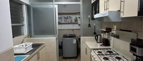 Een koelkast, een magnetron, een kookplaat