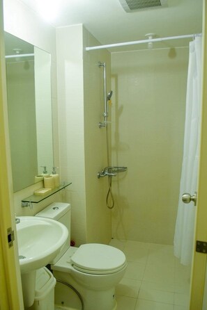 Shower, hair dryer, bidet, towels - Music room (Parañaque)