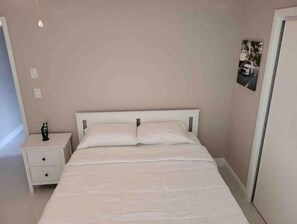 2 bedrooms, iron/ironing board, free WiFi, bed sheets