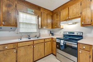 Fridge, microwave, oven, stovetop - Cozy and Convenient
 (Cedartown)