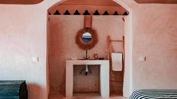 Barraca conforto, 1 cama King, varanda, vista para a montanha | Banheiro | Chuveiro, chuveiro com efeito de chuva, toalhas de banho