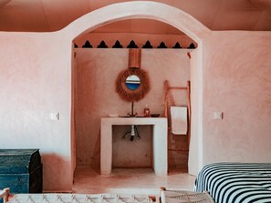 舒适帐篷房, 1 张特大床, 露台, 山景 | 浴室 | 淋浴设施、大花洒淋浴喷头、毛巾