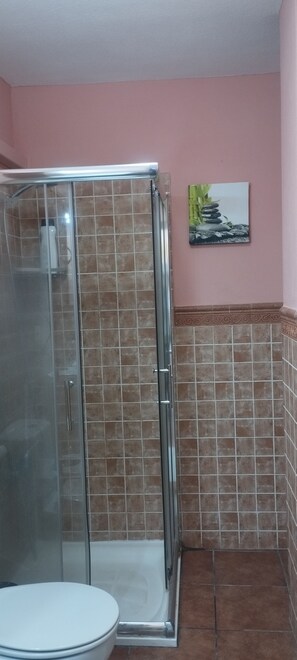 Chuveiro, secador de cabelo, bidê, toalhas de banho