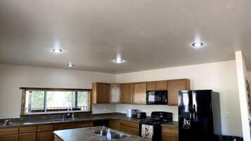 冰箱、微波炉、烤箱、炉灶