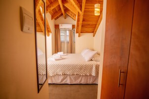 Quarto casal básico | Cofres nos quartos, escrivaninha, Wi-Fi de cortesia, roupa de cama