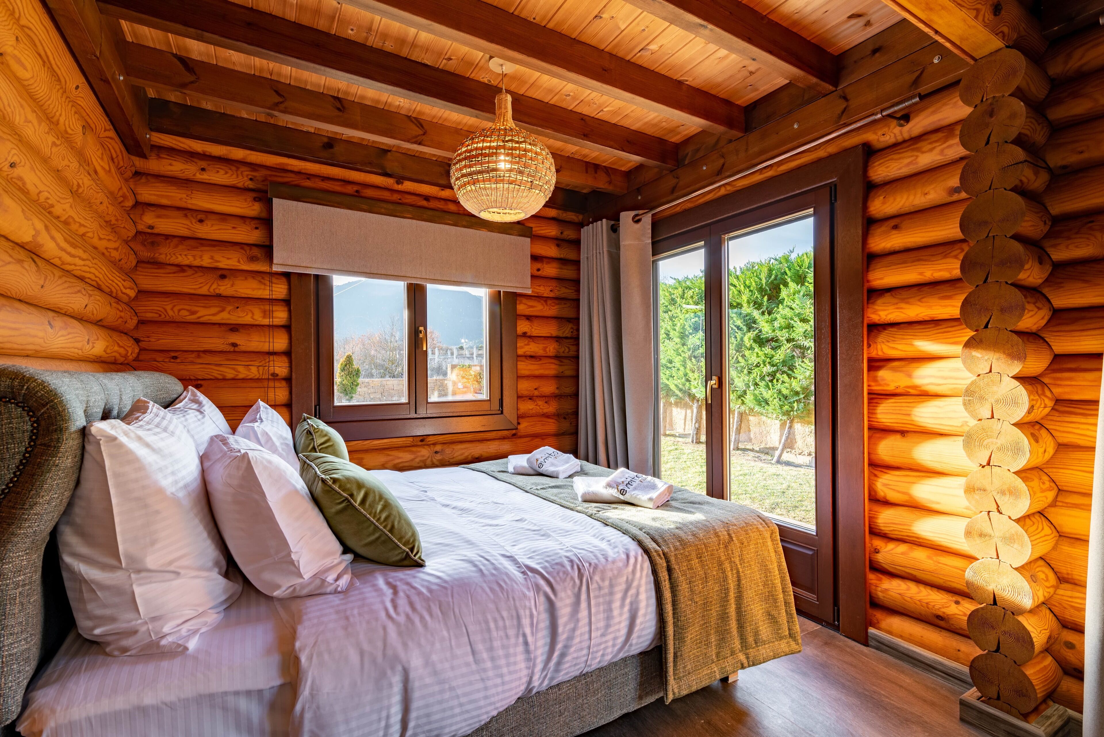 Biệt thự có thiết kế đặc sắc | Bộ trải giường bằng vải Frette của Ý, bộ đồ giường cao cấp 