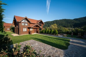 Design Villa | Frette Italian sheets, premium bedding, down comforters - Evritos Villas & Suites with Pool (Karpenisi)