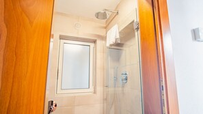 Dusche, Haartrockner, Bidet, Handtücher