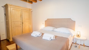 2 chambres, fer et planche à repasser, accès au Wi-Fi (inclus)