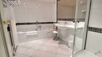 Habitación Confort | Baño | Amenidades de baño gratuitas, secadora de cabello, toallas, jabón