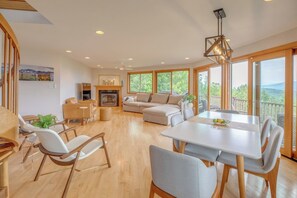 Smart TV, fireplace