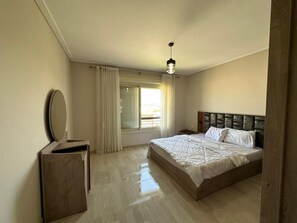 3 bedrooms, WiFi, bed sheets - You can learn more about Egyptian culture and visit the pyramids in ten minutes. (Giza Governorate)