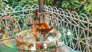 A round glass table with a wicker chair, a bottle of wine, and a bowl of fruit. - Ccccccccccccccccccccccccccccccccccccccccccccccccccccccccccccccccccccccc (Medellín)