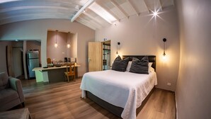 A modern bedroom with a large bed, a desk, and a kitchenette. - Ccccccccccccccccccccccccccccccccccccccccccccccccccccccccccccccccccccccc (Medellín)