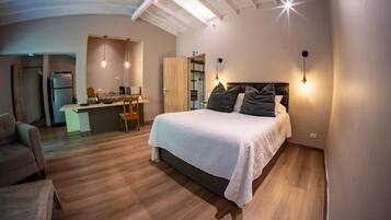 2 dormitorios, escritorio, tabla de planchar con plancha y cuna de viaje