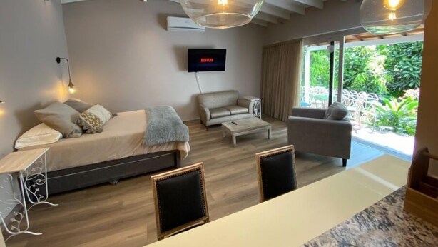 A modern living room with a sofa, armchairs, a coffee table, and a TV. - Ccccccccccccccccccccccccccccccccccccccccccccccccccccccccccccccccccccccc (Medellín)