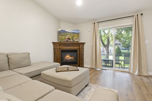 Lux. Modern Blue Heron Home Fireplace, Garage, Pet-Friendly, easily accessible!