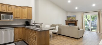 Lux. Modern Blue Heron Home Fireplace, Garage, Pet-Friendly, easily accessible!