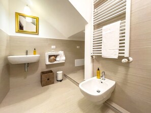 Dusche, Haartrockner, Bidet, Handtücher