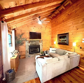 Smart TV, fireplace - Timber Nest | Stay Amongst the Trees (Blue Ridge)