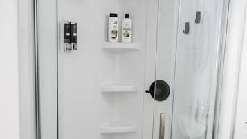 Een haardroger, handdoeken, shampoo
