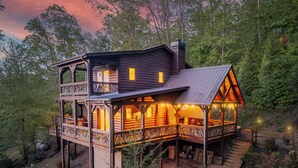 A cabin with a balcony, a deck, and a staircase leading to the main entrance. - Mountain Bliss Chalet (Blue Ridge)