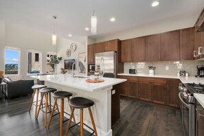 Casa, várias camas, varanda, vista para o jardim (399 Osiander St) | Cozinha privada | Geladeira, micro-ondas, fogão, cooktop