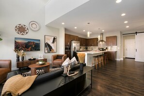 Casa, várias camas, varanda, vista para o jardim (399 Osiander St) | Cozinha privada | Geladeira, micro-ondas, fogão, cooktop