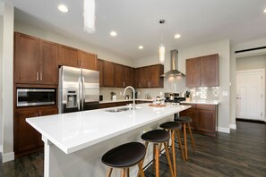 Casa, várias camas, varanda, vista para o jardim (399 Osiander St) | Cozinha privada | Geladeira, micro-ondas, fogão, cooktop