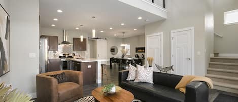 Casa, várias camas, varanda, vista para o jardim (399 Osiander St) | Área de estar | TV 40 polegadas com canais a cabo, lareira