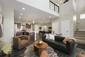 Casa, várias camas, varanda, vista para o jardim (399 Osiander St) | Área de estar | TV 40 polegadas com canais a cabo, lareira