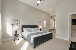 Casa, várias camas, varanda, vista para o jardim (399 Osiander St) | 4 quartos, Wi-Fi de cortesia, roupa de cama