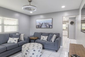 Smart TV, foosball - Newly remodeled! Super Clean, Great location, Family Size, 7 mins Raymond James (Tampa)