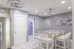 Dining - Newly remodeled! Super Clean, Great location, Family Size, 7 mins Raymond James  (Tampa)