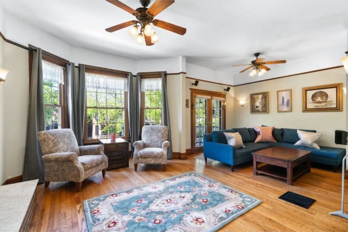 St.Bens, Jacuzzi, EV Parking! 4 beds, Walk to Wrigley Field & Brown Line!