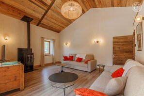 Ein gemütliches Wohnzimmer mit einer Couch, einem Couchtisch und einem Kamin.