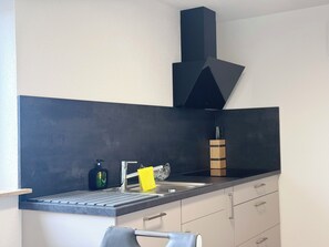 冷蔵庫、電子レンジ、オーブン、コンロ