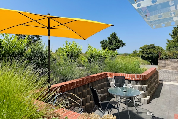 Tolle und große Terrasse mit überragendem Ausblick auf viele exotische Pflanzen