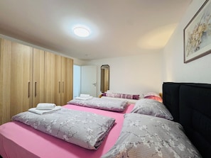 1 bedroom, desk, iron/ironing board, free WiFi