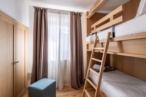 2 bedrooms, desk, soundproofing, free cots/infant beds