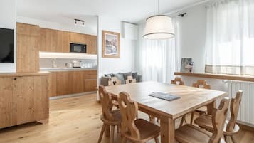 2 bedrooms, desk, soundproofing, free cribs/infant beds