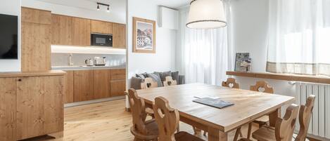 2 bedrooms, desk, soundproofing, free cots/infant beds