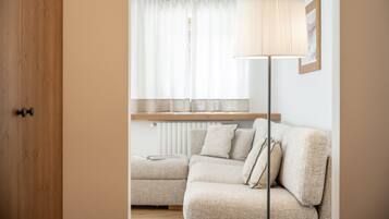 Una scrivania, insonorizzazione, culle/letti per bambini (gratuiti)