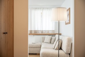 2 bedrooms, desk, soundproofing, free cots/infant beds