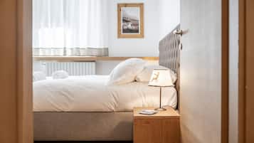 2 bedrooms, desk, soundproofing, free cribs/infant beds