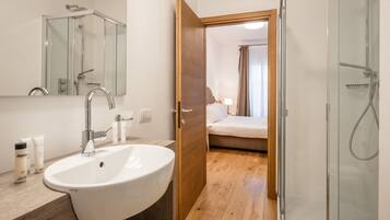 Apartment (Appartamento Boutique 5 Torri) | Bathroom | Free toiletries, hair dryer, bathrobes, slippers