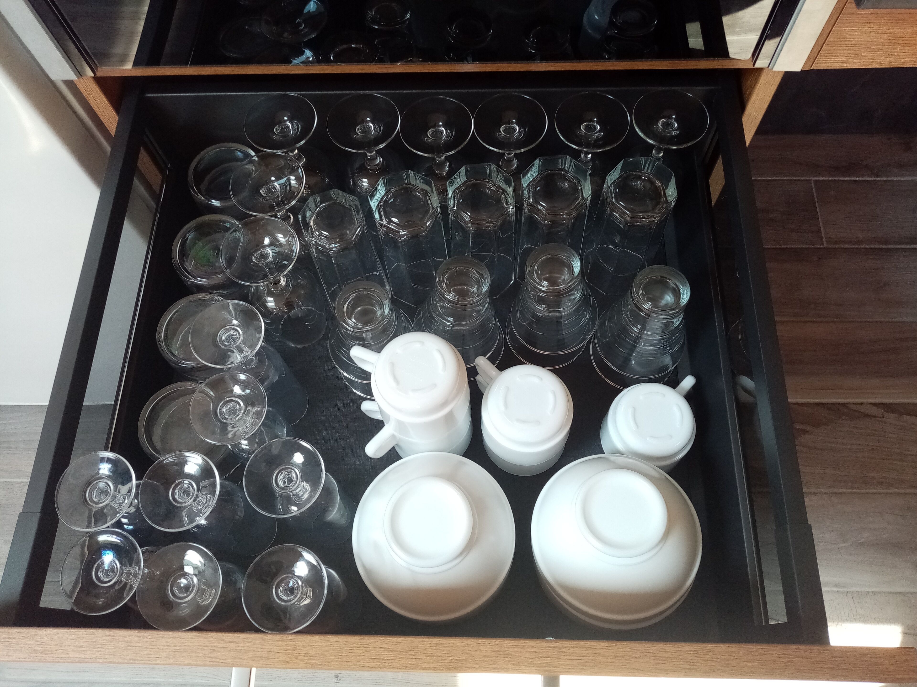 Full-sized fridge, microwave, oven, stovetop