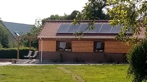 Un bâtiment d’un seul étage, doté d’une façade en briques et d’un toit en pente.