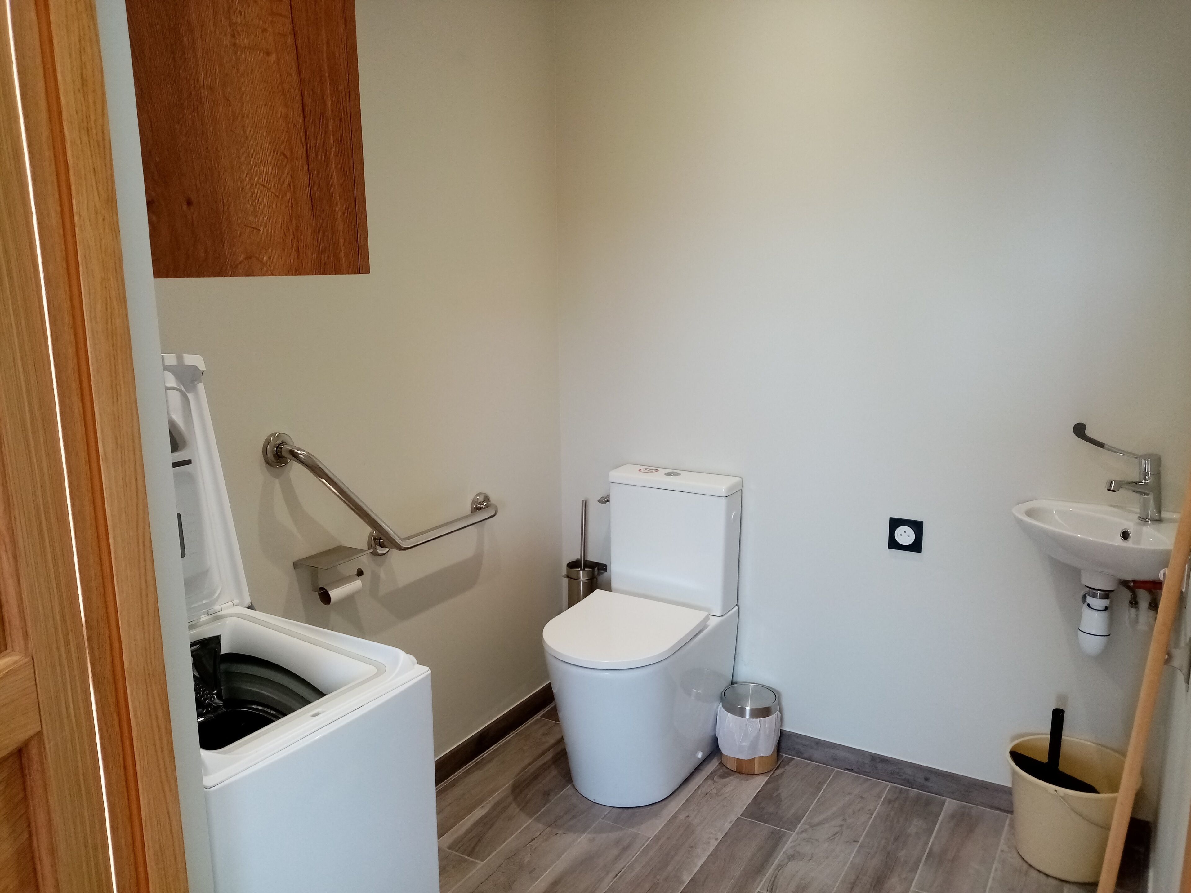 Rainfall showerhead, hair dryer, towels, soap