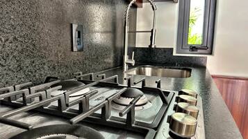 Réfrigérateur, micro-ondes, plaque de cuisson, cafetiÚre/bouilloire